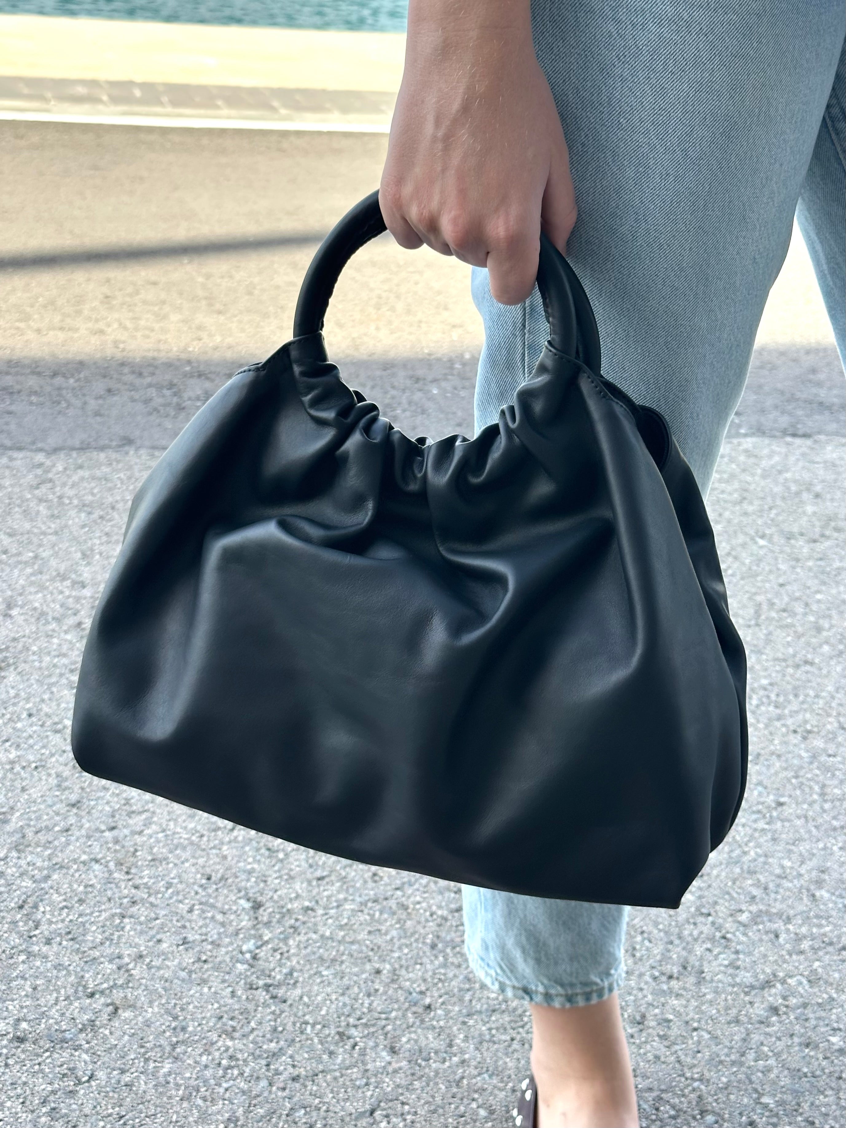 Bolso Fruncido Grande Piel Negra