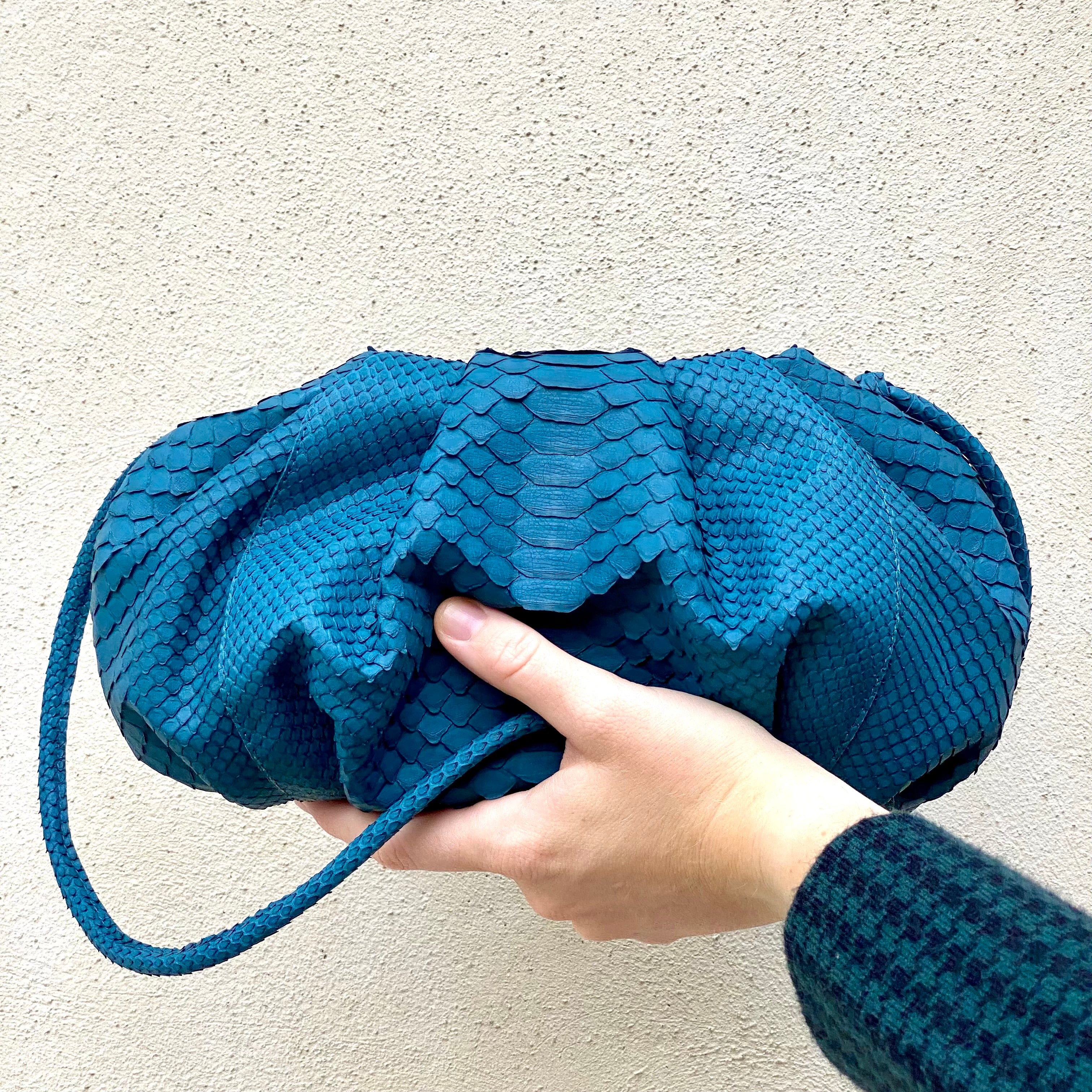 Cartera Plisada Mediana Pitón Azul