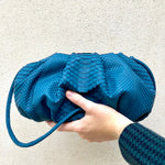 Cargar imagen en el visor de la galería, Cartera Plisada Mediana Pitón Azul
