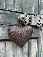 Cargar imagen en el visor de la galería, Corazón de Piel Marrón
