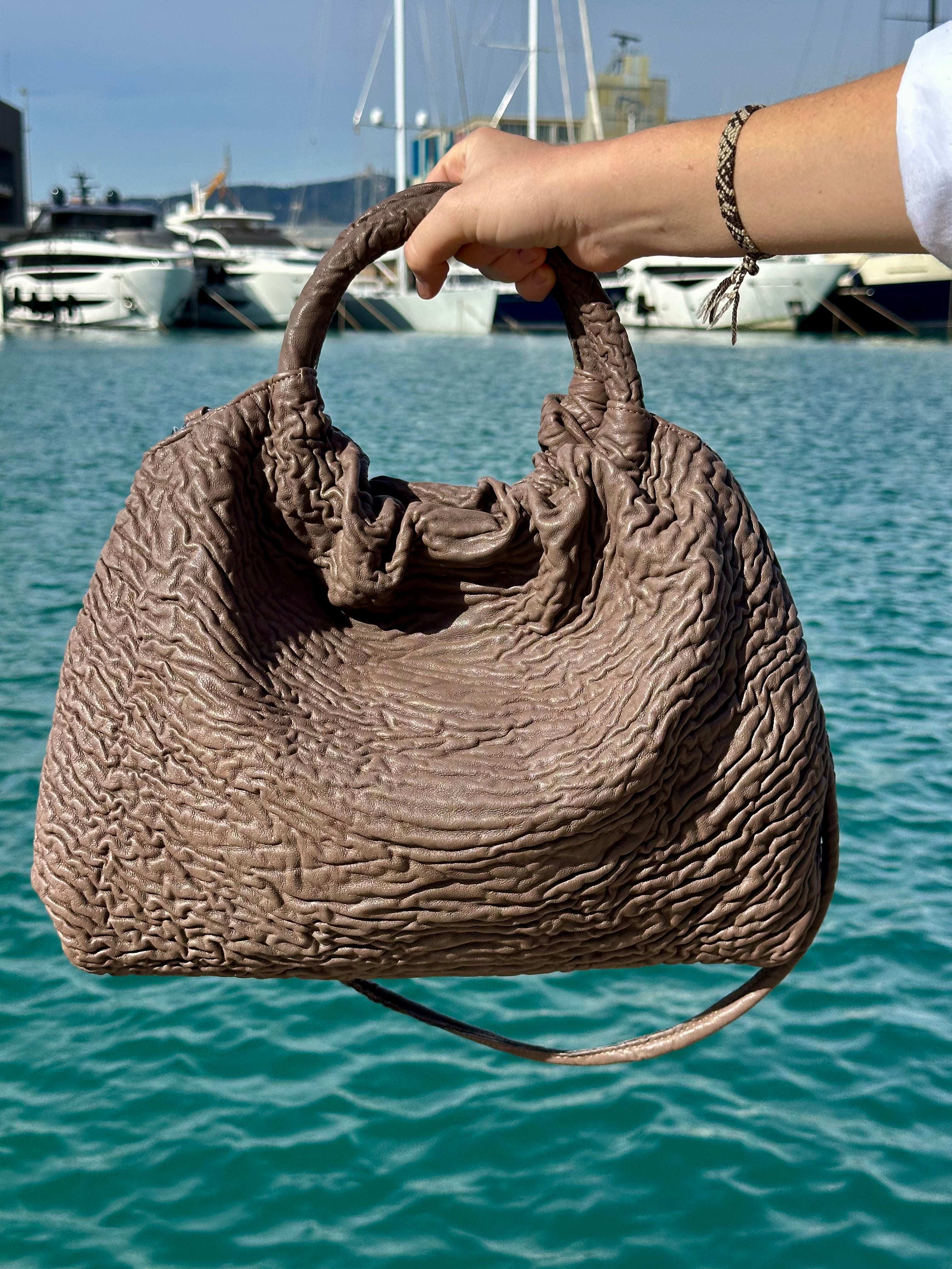 Bolso Fruncido Grande Piel Grabada Marrón