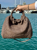 Cargar imagen en el visor de la galería, Bolso Fruncido Grande Piel Grabada Marrón
