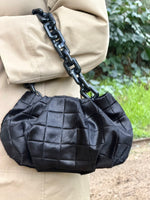 Cargar imagen en el visor de la galería, Cartera Plisada Mediana Potro Negro
