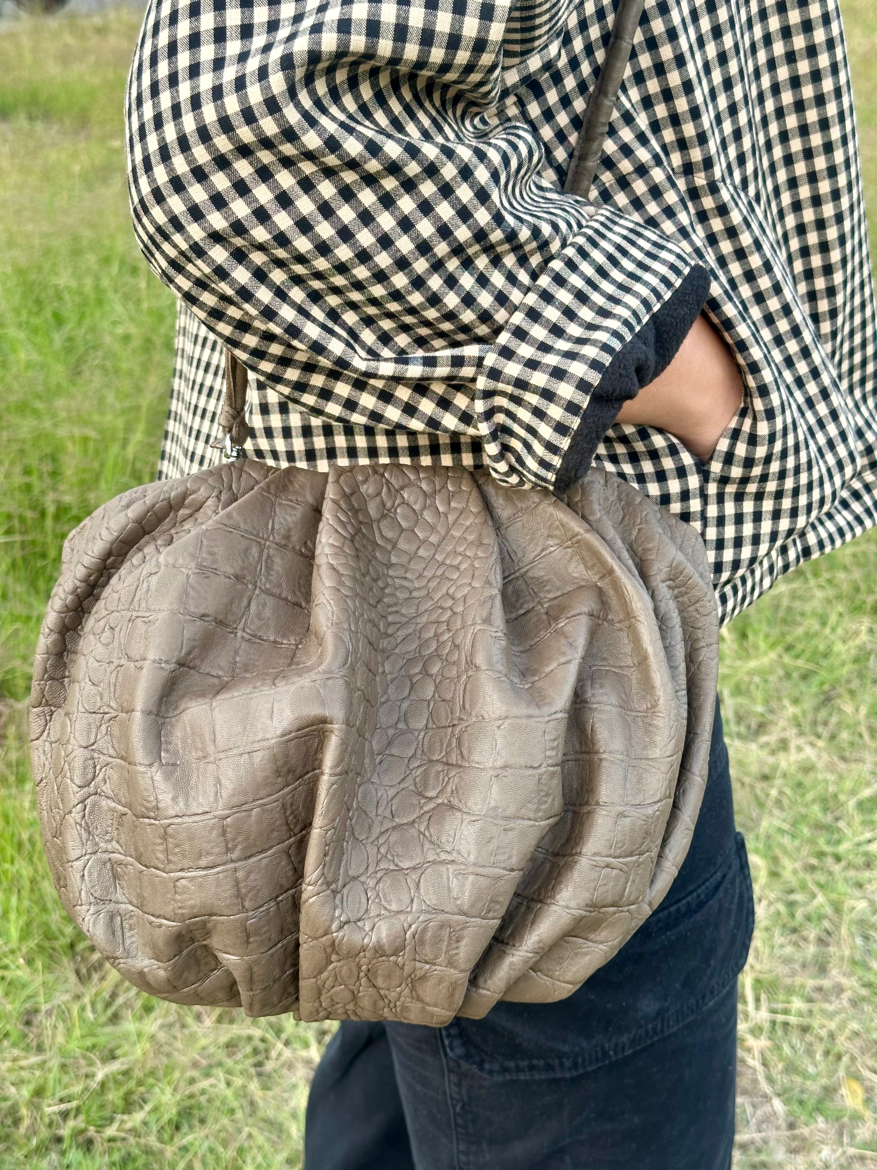 Cartera Plisada Grande Piel Coco Visón