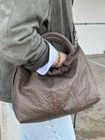 Cargar imagen en el visor de la galería, Bolso Fruncido Mediano Piel Coco Verde Caqui
