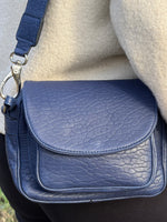 Cargar imagen en el visor de la galería, Cartuchero Mediano Piel Grabada Azul
