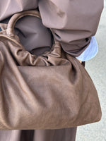 Cargar imagen en el visor de la galería, Bolso Fruncido Grande Piel Marrón
