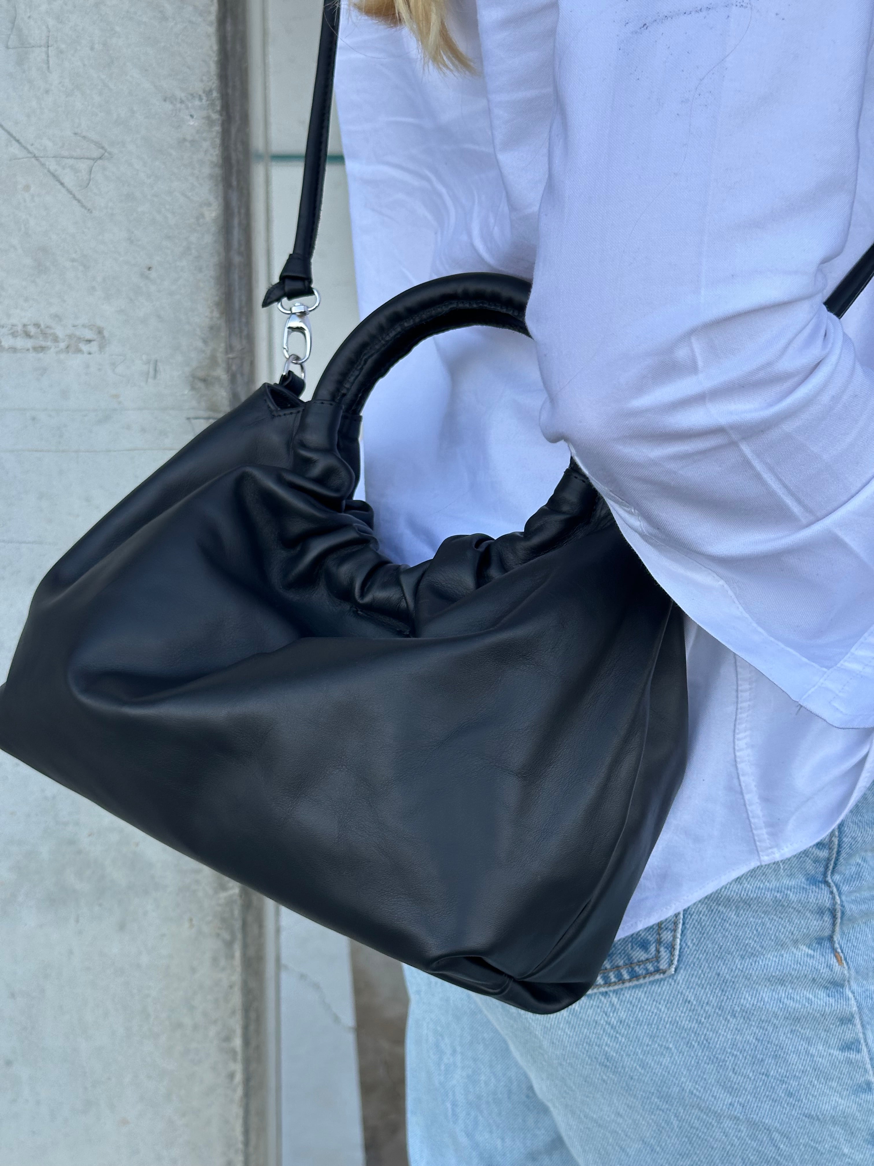 Bolso Fruncido Mediano Piel Negra