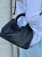Cargar imagen en el visor de la galería, Bolso Fruncido Mediano Piel Negra
