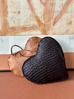 Cargar imagen en el visor de la galería, Corazón de Piel Marrón
