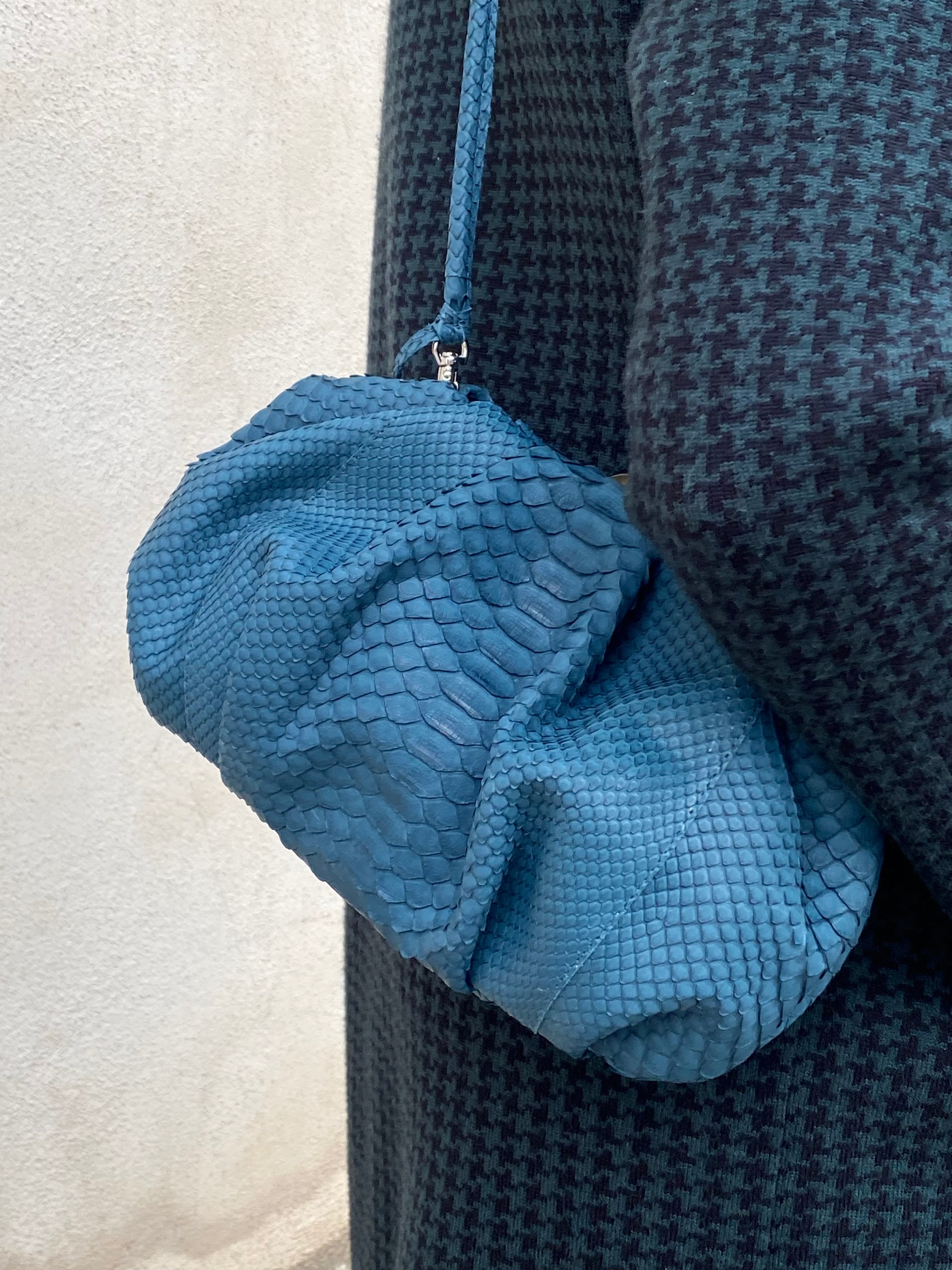 Cartera Plisada Mediana Pitón Azul