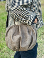 Cargar imagen en el visor de la galería, Cartera Plisada Grande Piel Coco Visón
