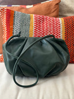 Cargar imagen en el visor de la galería, Cartera Plisada Grande Piel Verde Abeto
