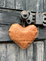 Cargar imagen en el visor de la galería, Corazón de Piel Cuero
