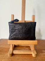 Cargar imagen en el visor de la galería, Monedero de Piel Grabada Negro
