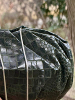Cargar imagen en el visor de la galería, Cartera Plisada Mediana Piel Verde

