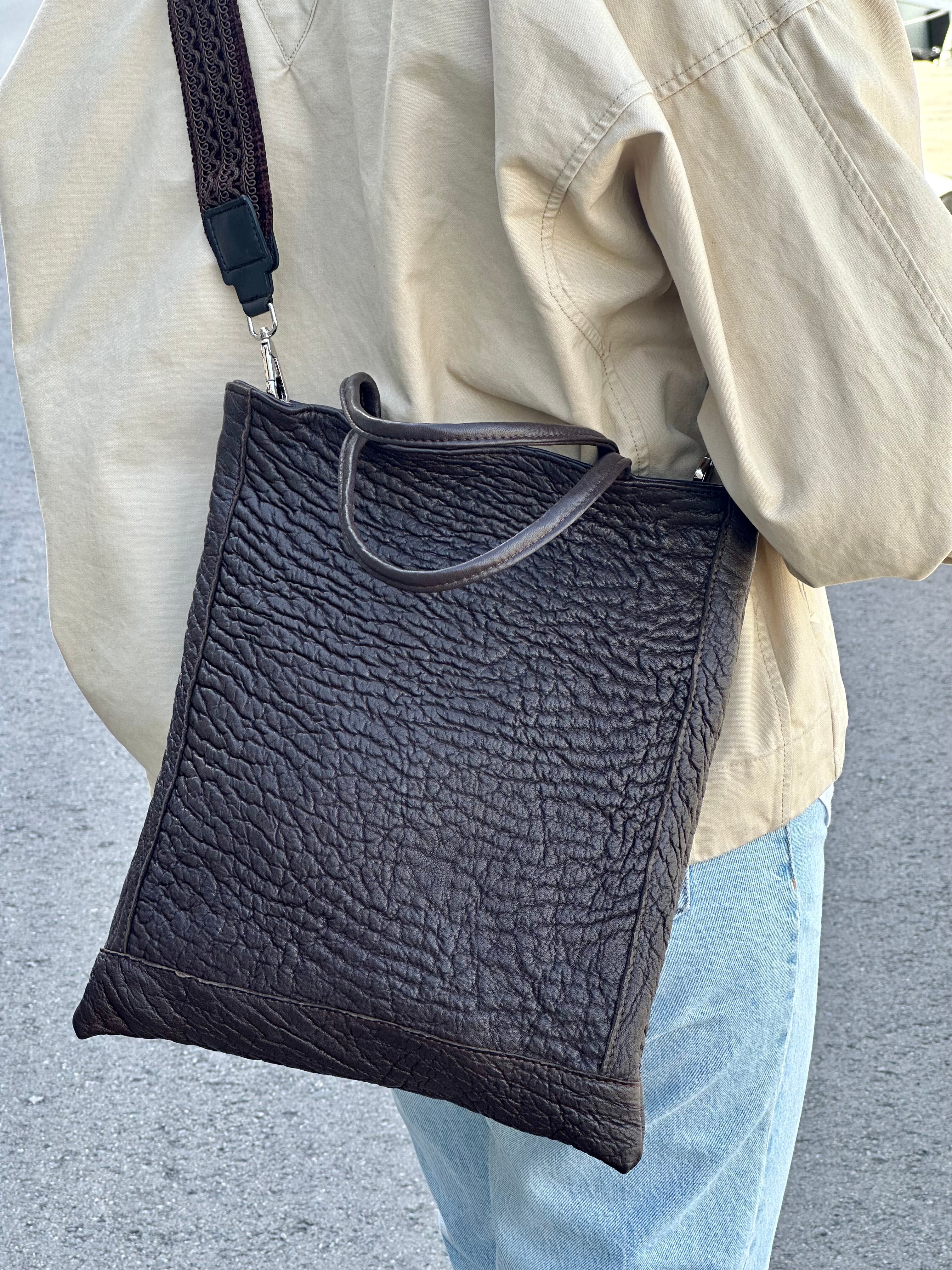 Bolso Marco Piel Grabada Marrón con Bandolera