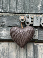 Cargar imagen en el visor de la galería, Corazón de Piel Marrón
