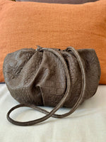 Cargar imagen en el visor de la galería, Cartera Plisada Grande Piel Coco Visón
