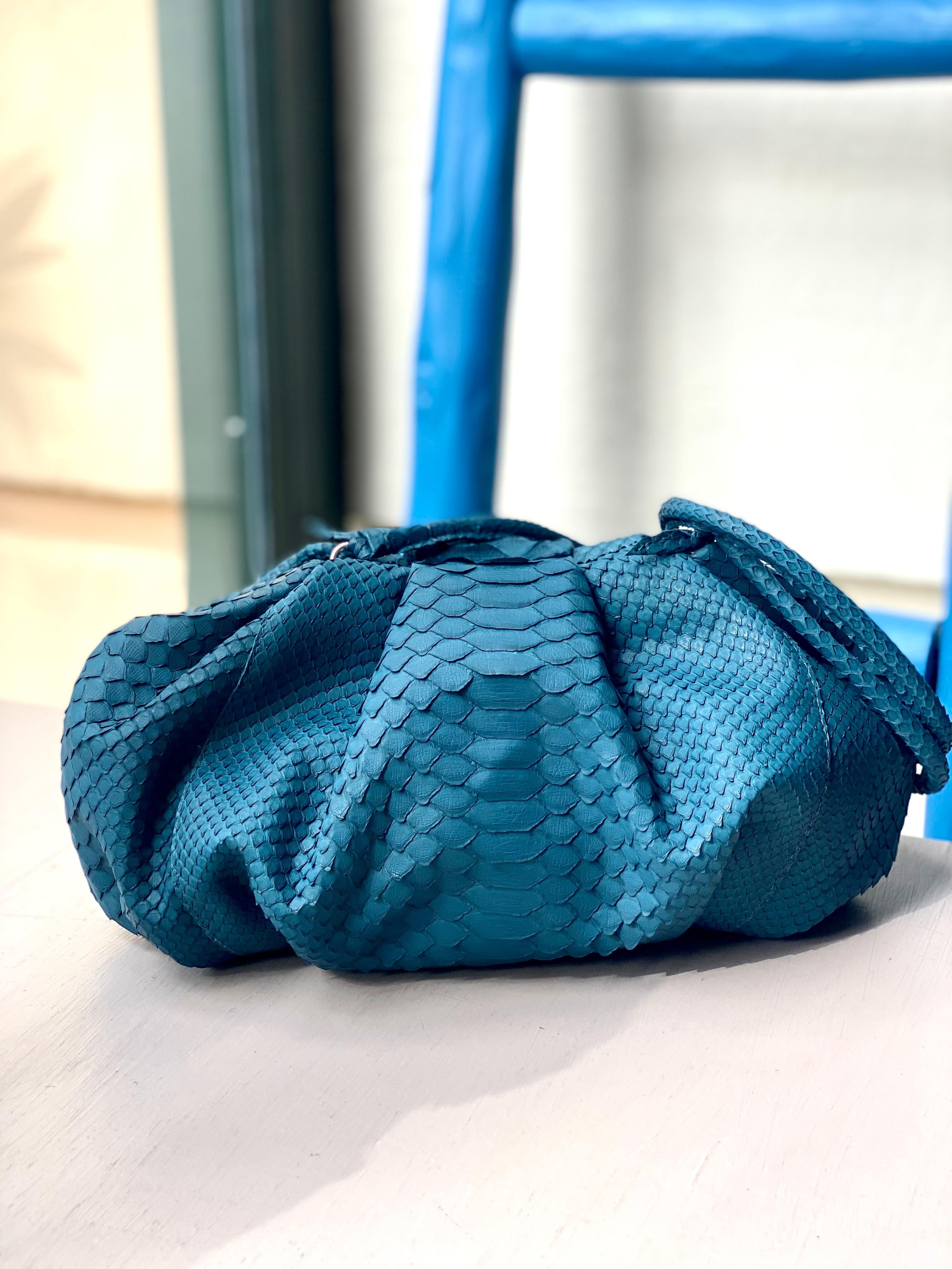 Cartera Plisada Mediana Pitón Azul