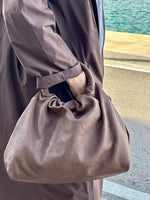 Cargar imagen en el visor de la galería, Bolso Fruncido Grande Piel Marrón
