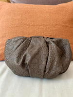 Cargar imagen en el visor de la galería, Cartera Plisada Grande Piel Coco Visón
