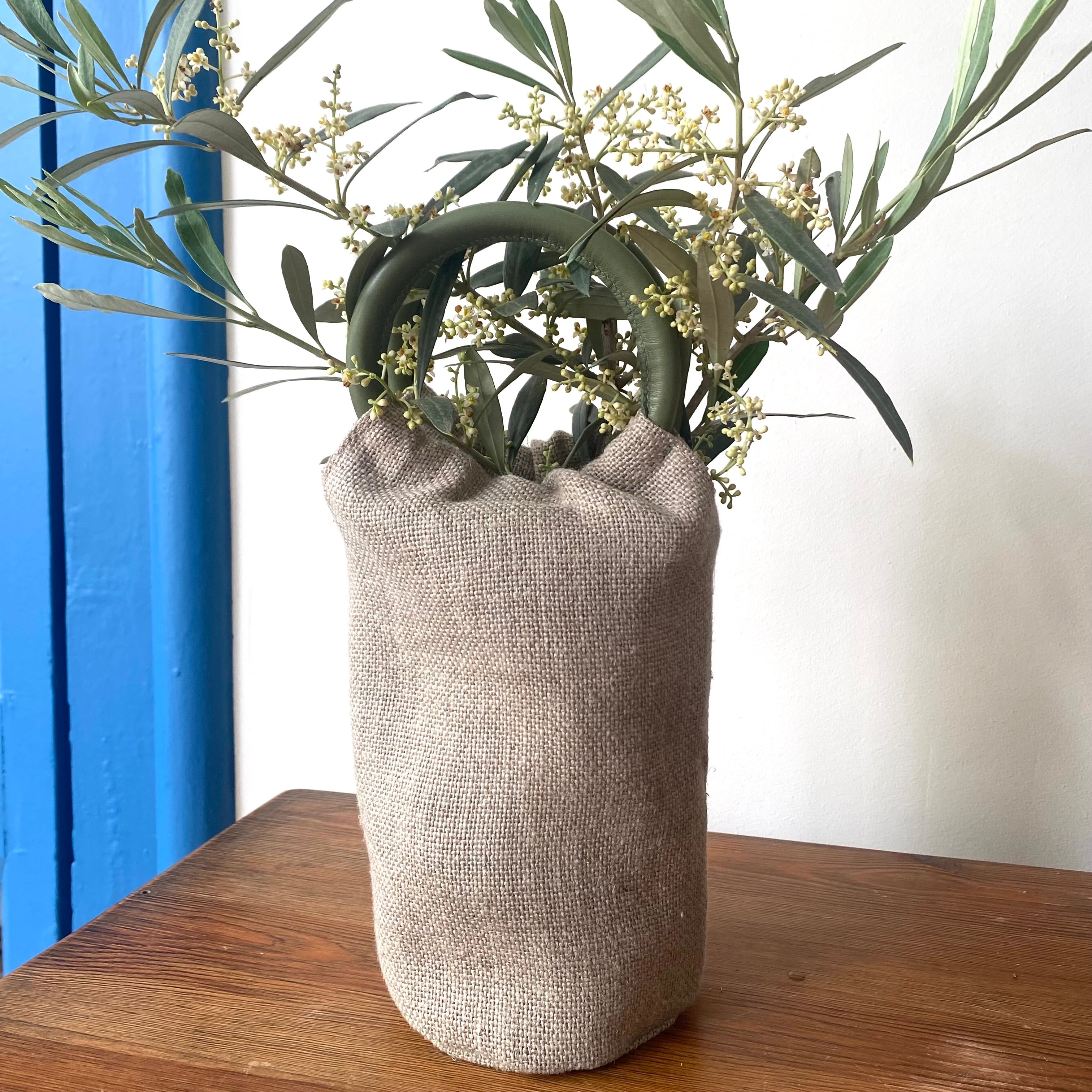 Funda y Jarrón de Lino y Piel Verde