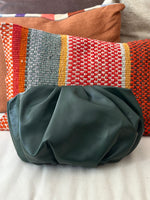 Cargar imagen en el visor de la galería, Cartera Plisada Grande Piel Verde Abeto
