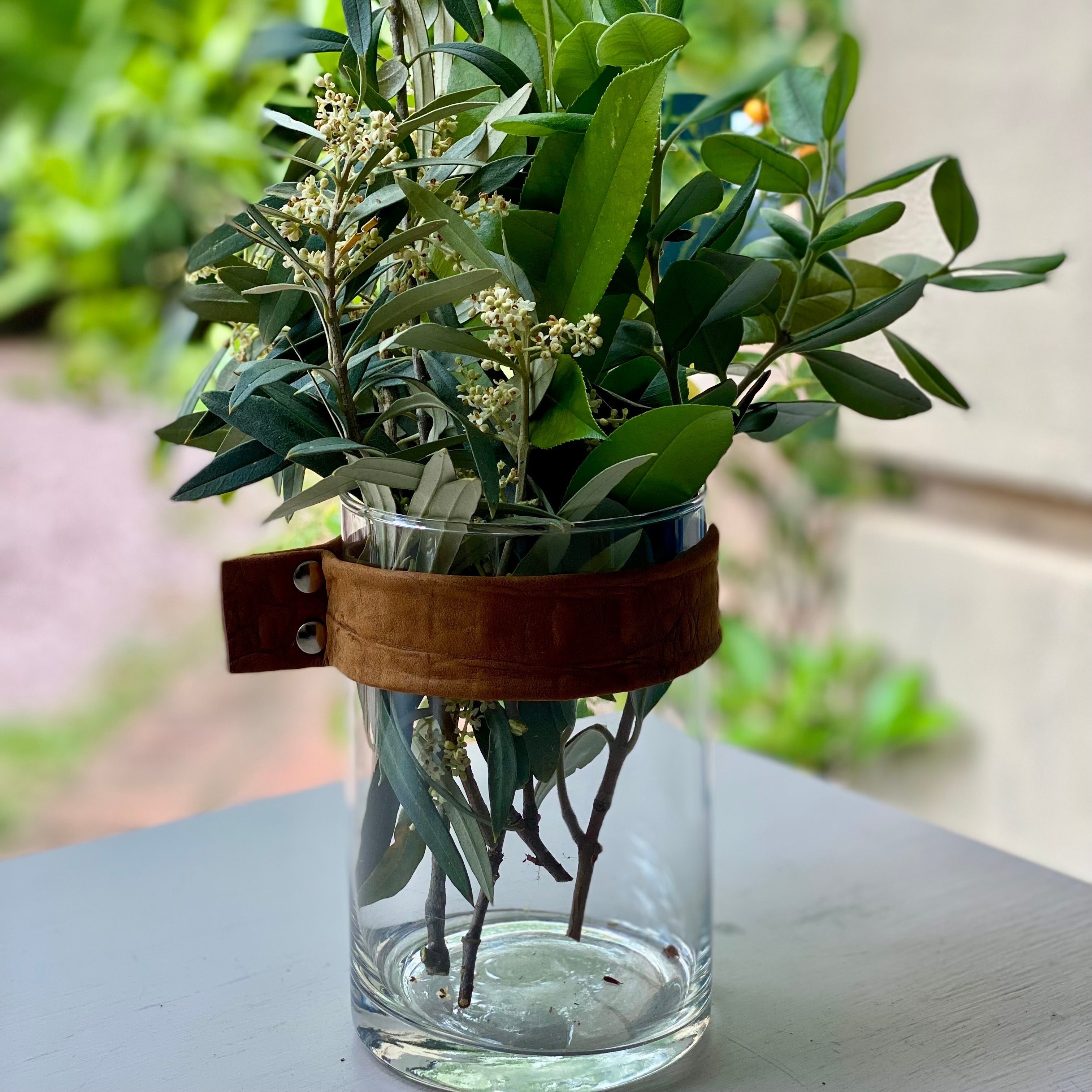 Jarrón con Cincha de Piel Coco Cuero