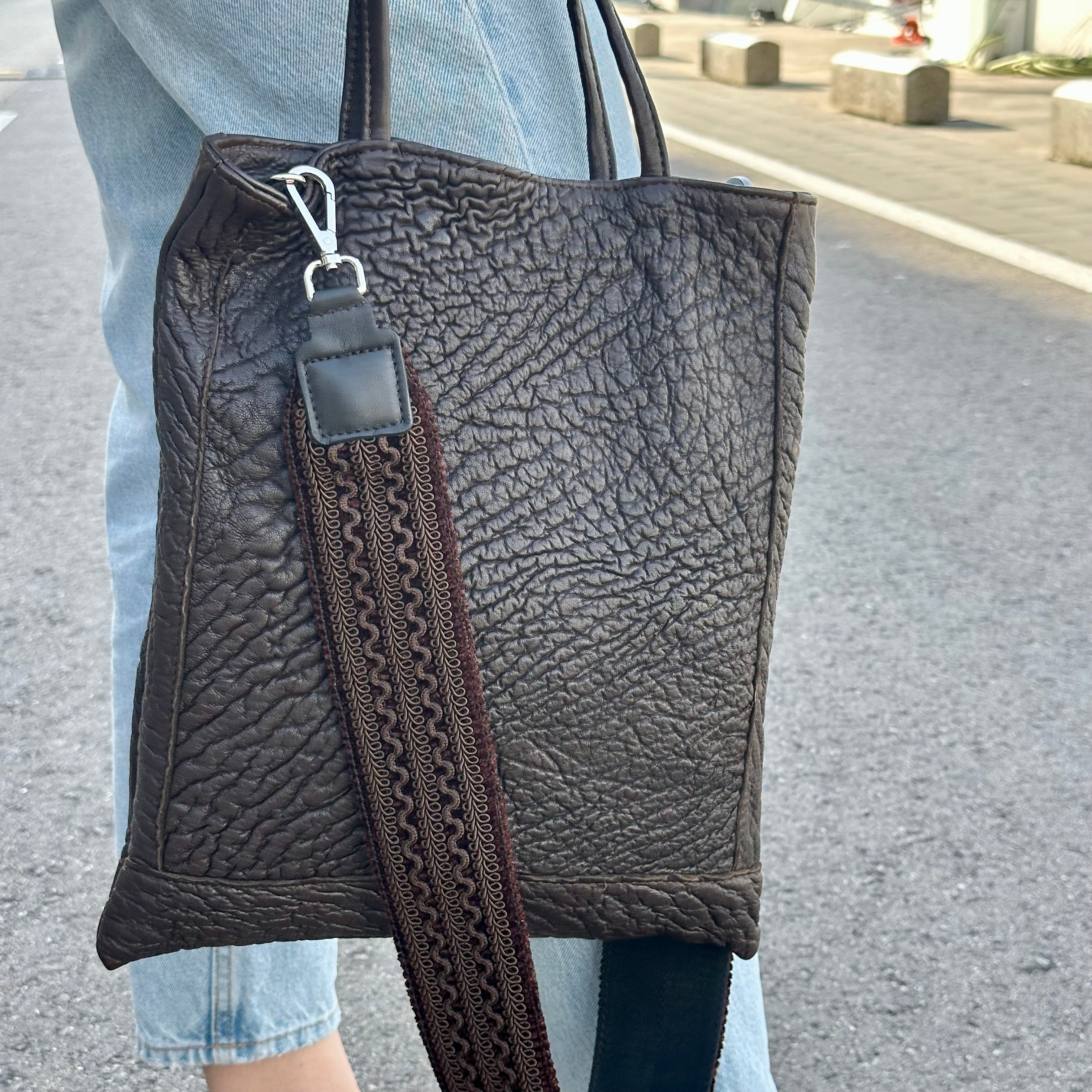 Bolso Marco Piel Grabada Marrón con Bandolera