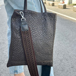 Cargar imagen en el visor de la galería, Bolso Marco Piel Grabada Marrón con Bandolera
