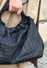 Cargar imagen en el visor de la galería, Bolso Fruncido Grande Piel Coco Negra
