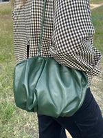 Cargar imagen en el visor de la galería, Cartera Plisada Grande Piel Verde Abeto
