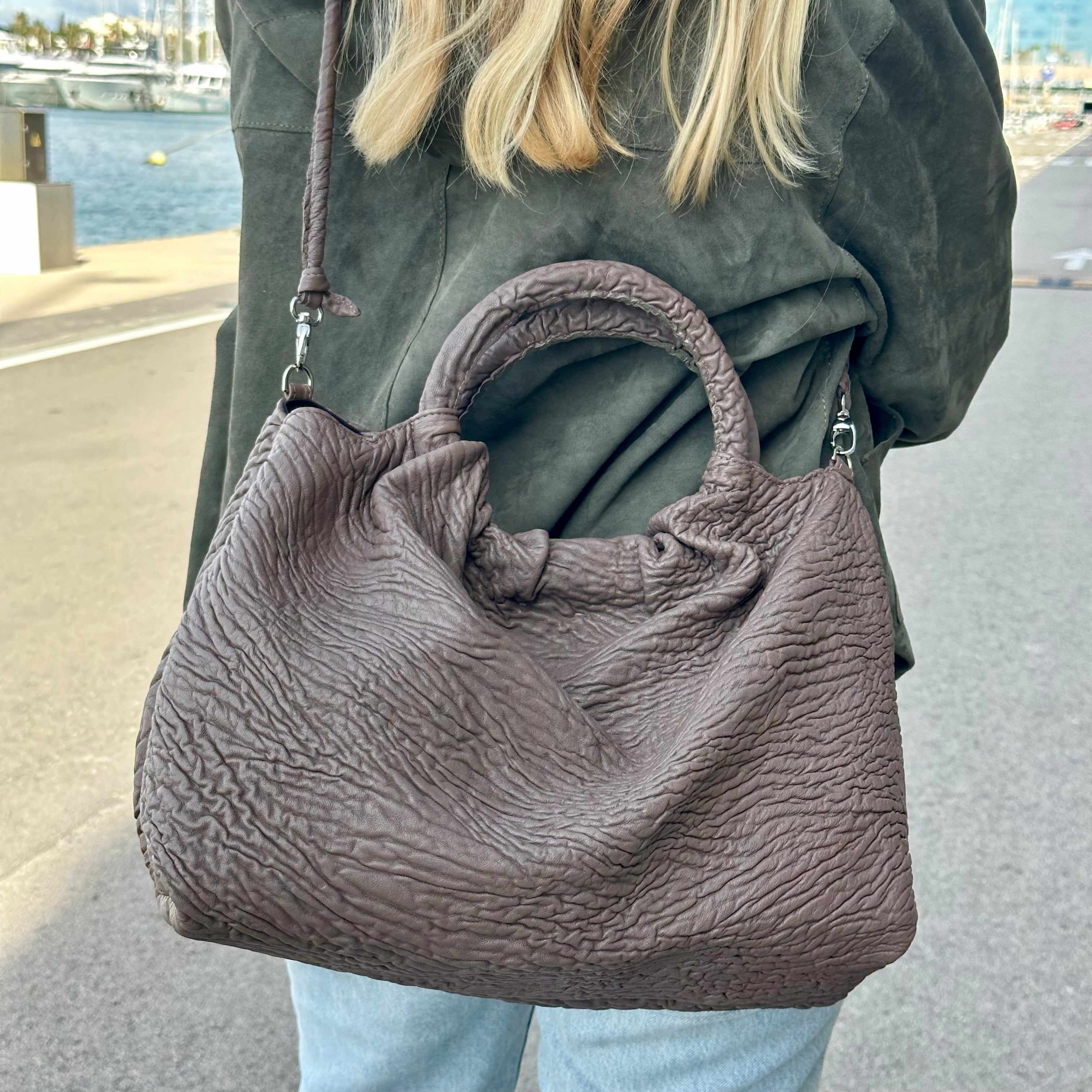 Bolso Fruncido Grande Piel Grabada Marrón