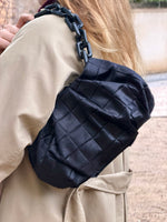 Cargar imagen en el visor de la galería, Cartera Plisada Mediana Potro Negro
