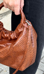 Cargar imagen en el visor de la galería, Bolso Fruncido Mediano Piel Cuero
