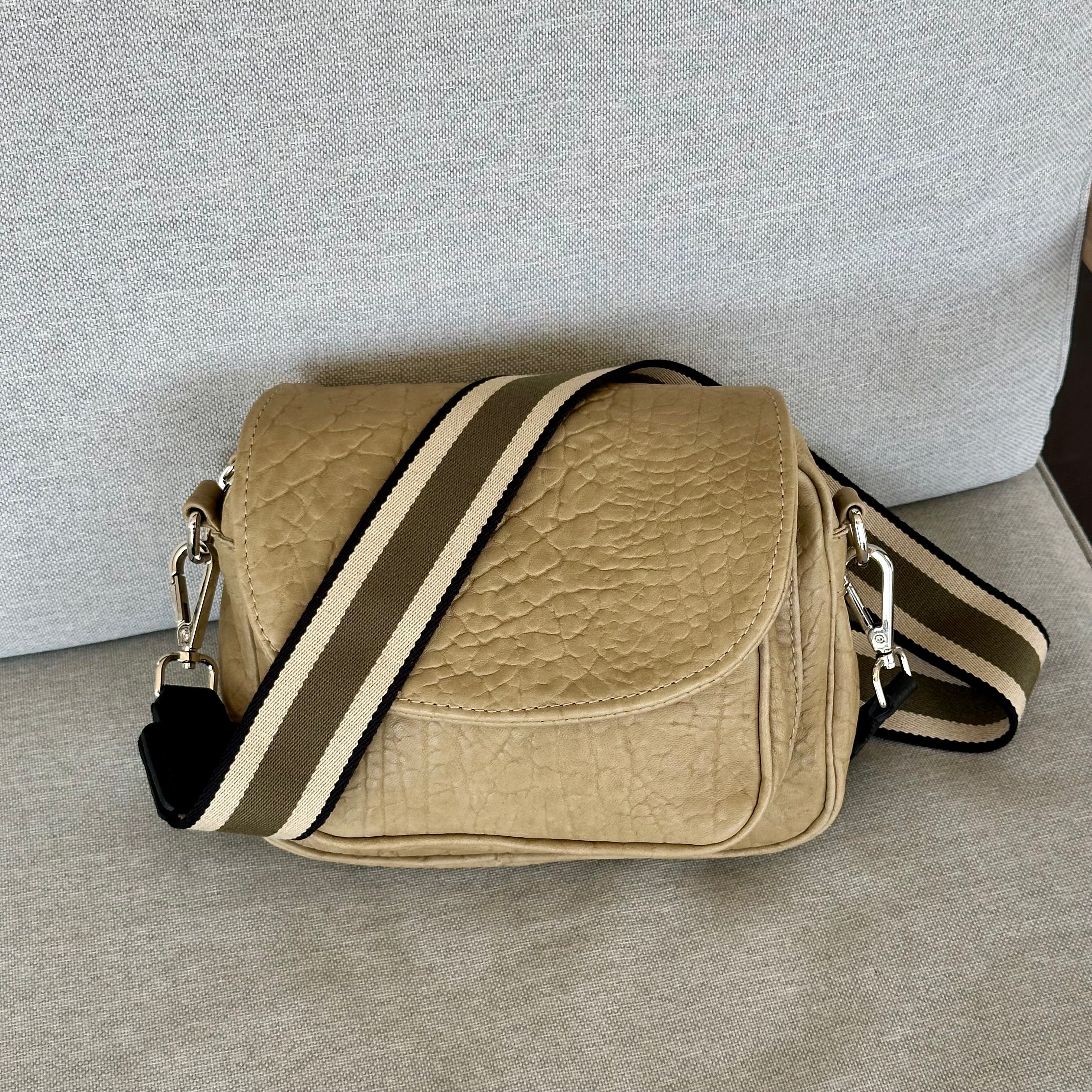 Cartuchero Mediano Piel Grabada Arena con Bandolera