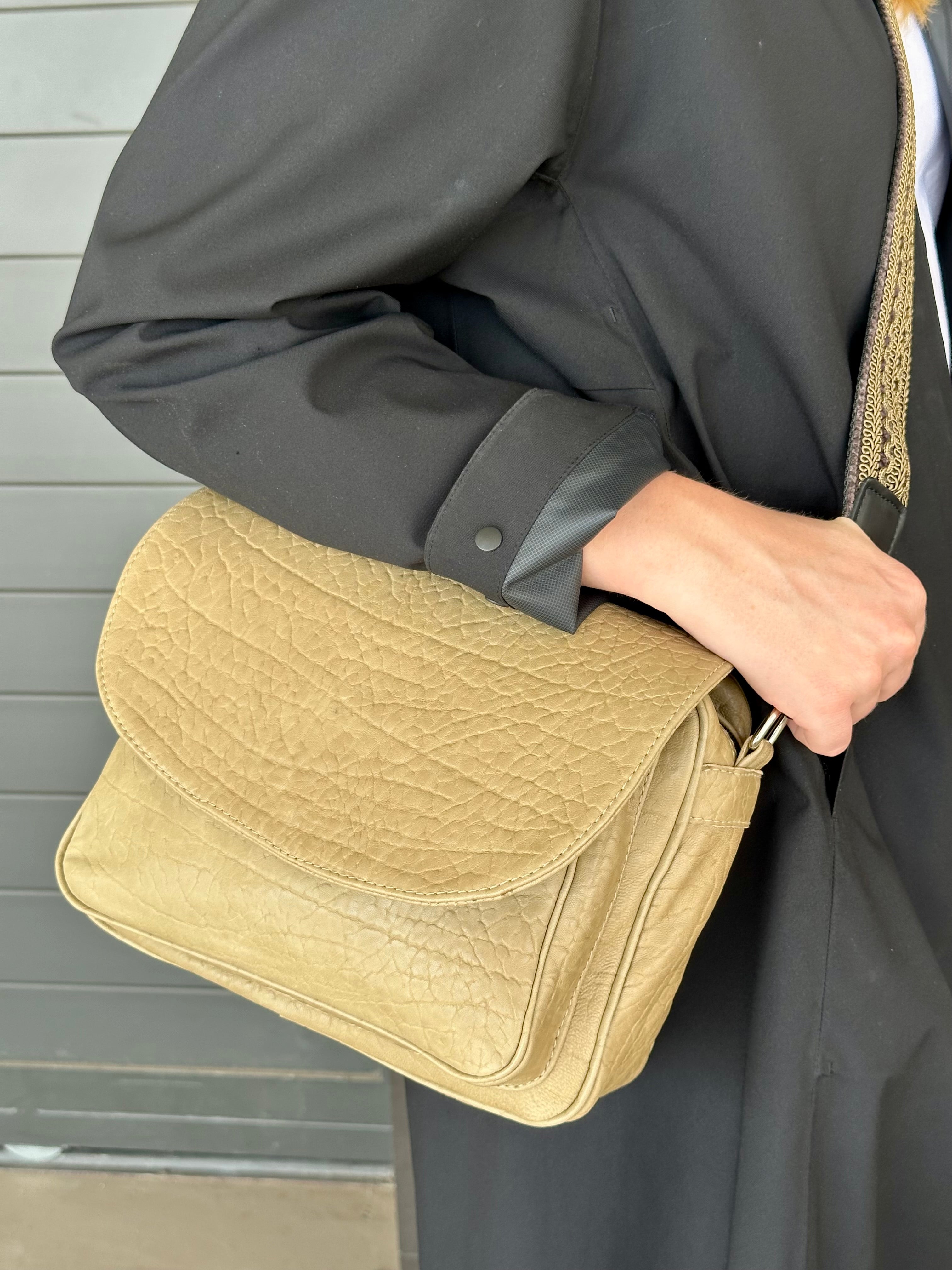 Cartuchero Grande Piel Grabada Arena con Bandolera