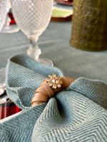 Cargar imagen en el visor de la galería, Servilletero Anilla Piel con Flor (Pack de 4)
