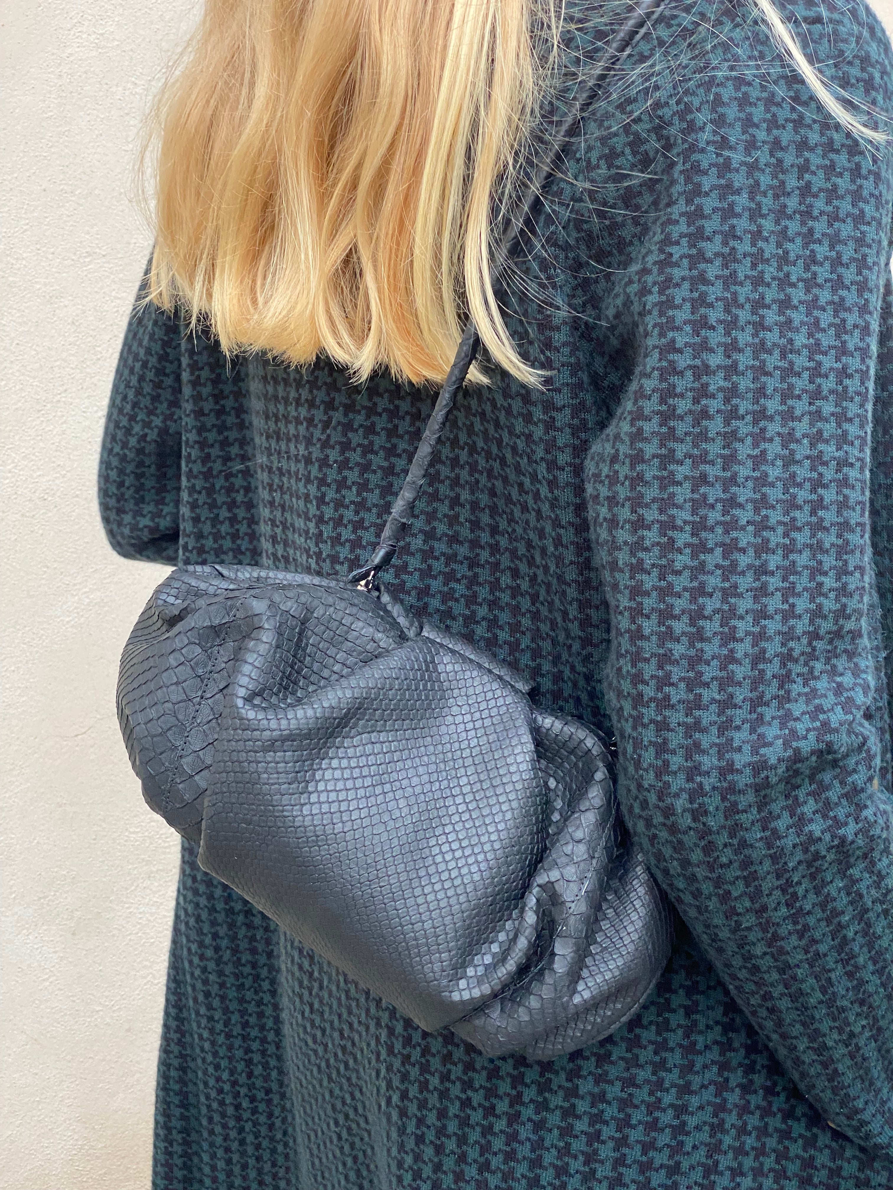 Cartera Plisada Mediana Pitón Negra