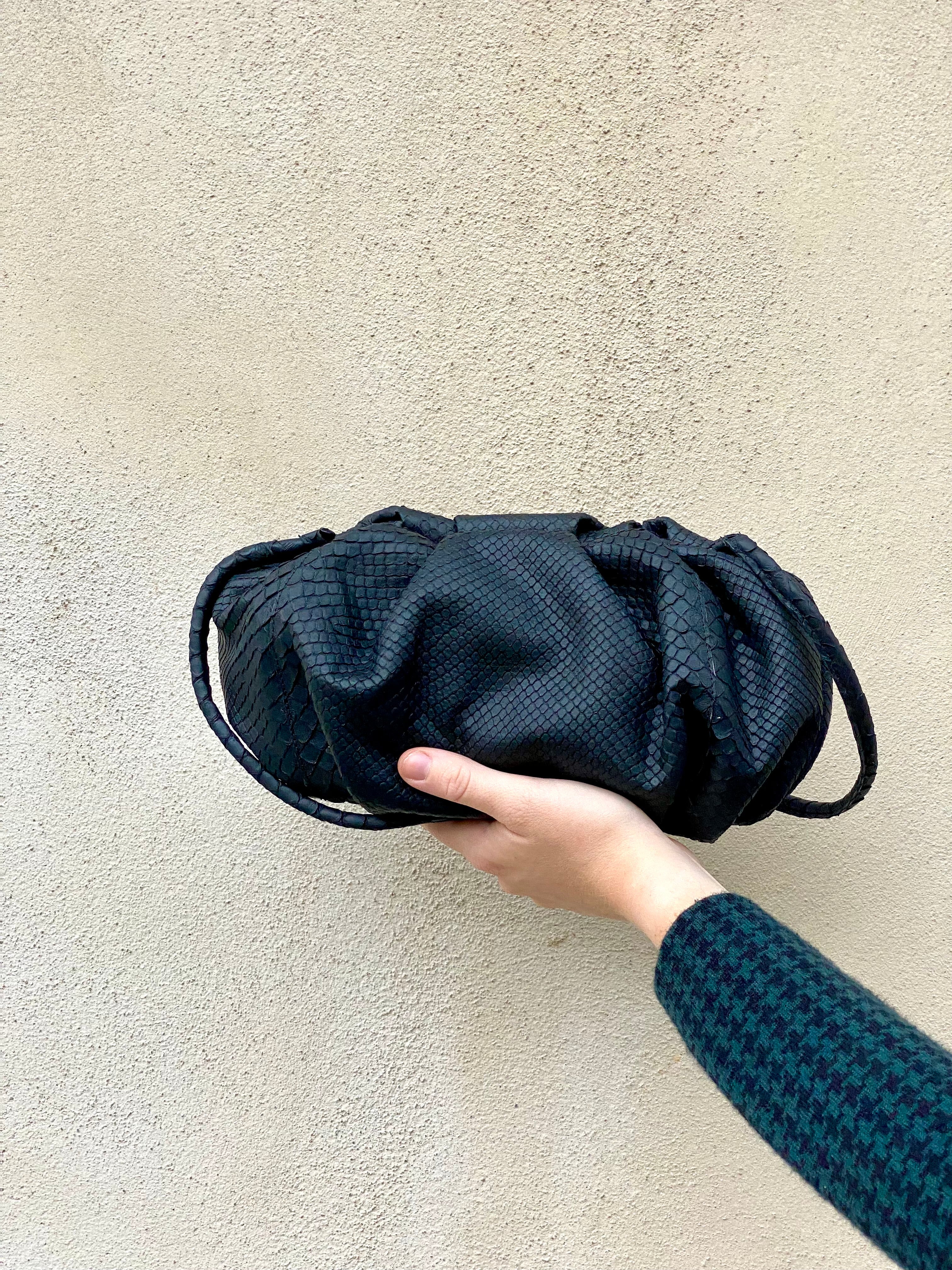 Cartera Plisada Mediana Pitón Negra