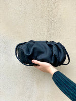 Cargar imagen en el visor de la galería, Cartera Plisada Mediana Pitón Negra
