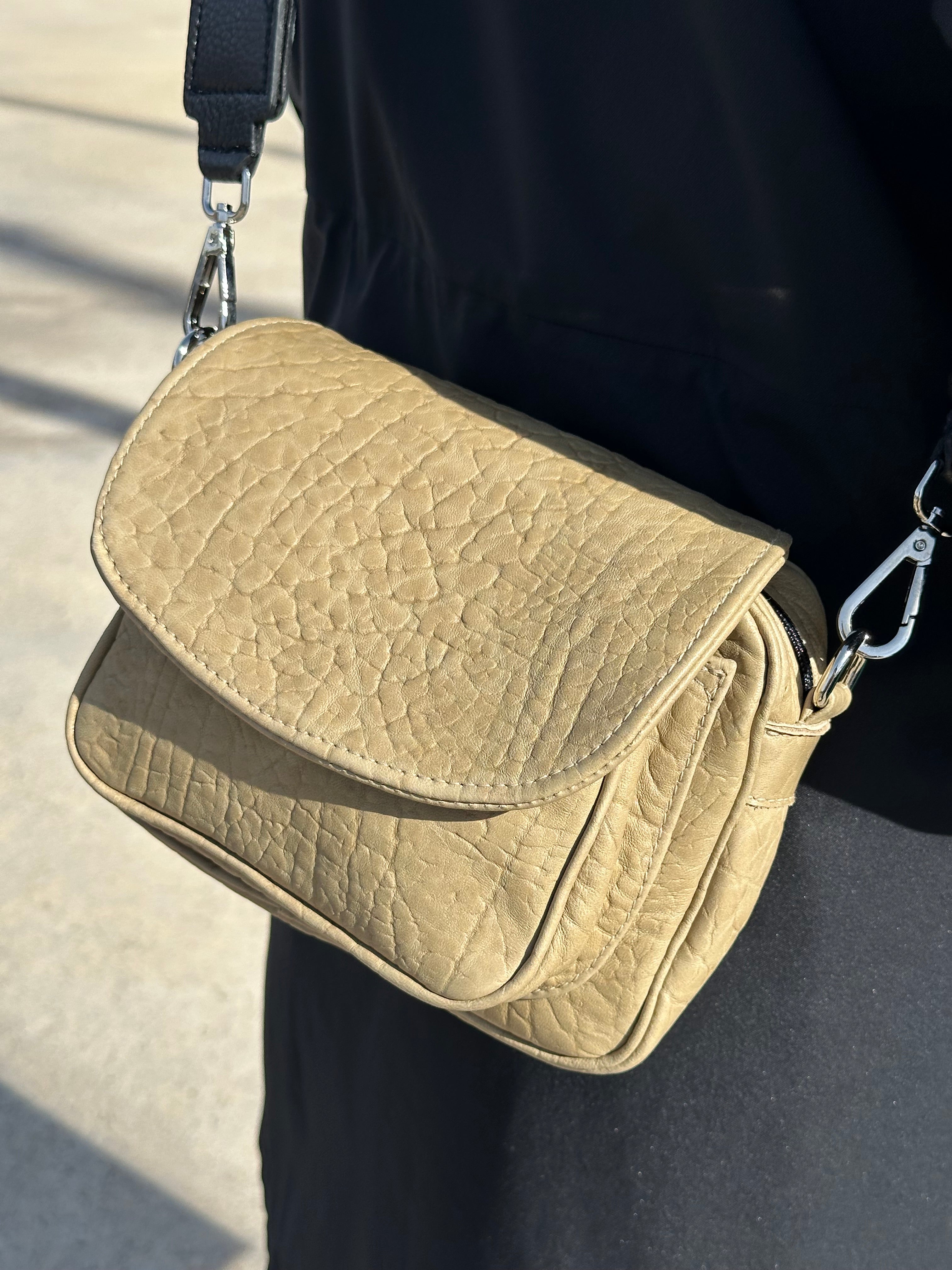 Cartuchero Mediano Piel Grabada Arena con Bandolera