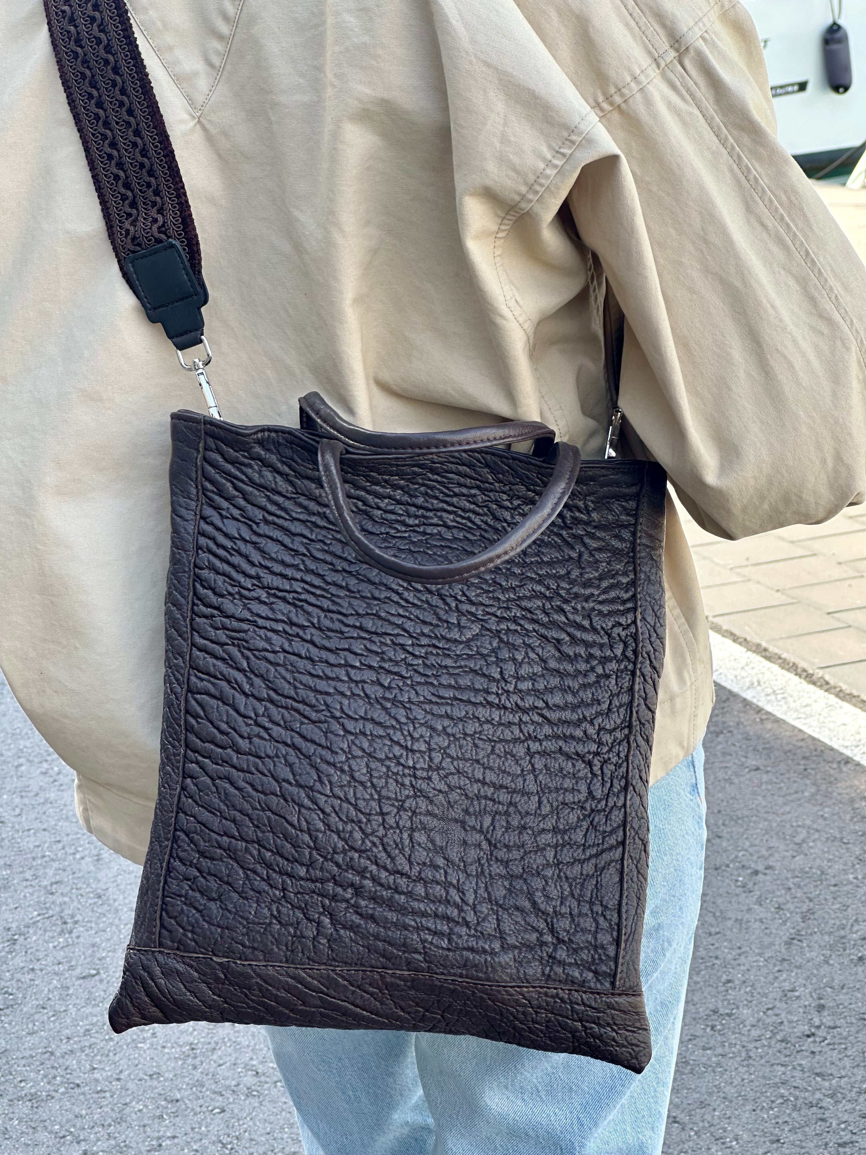 Bolso Marco Piel Grabada Marrón con Bandolera