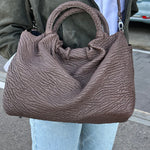 Cargar imagen en el visor de la galería, Bolso Fruncido Grande Piel Grabada Marrón
