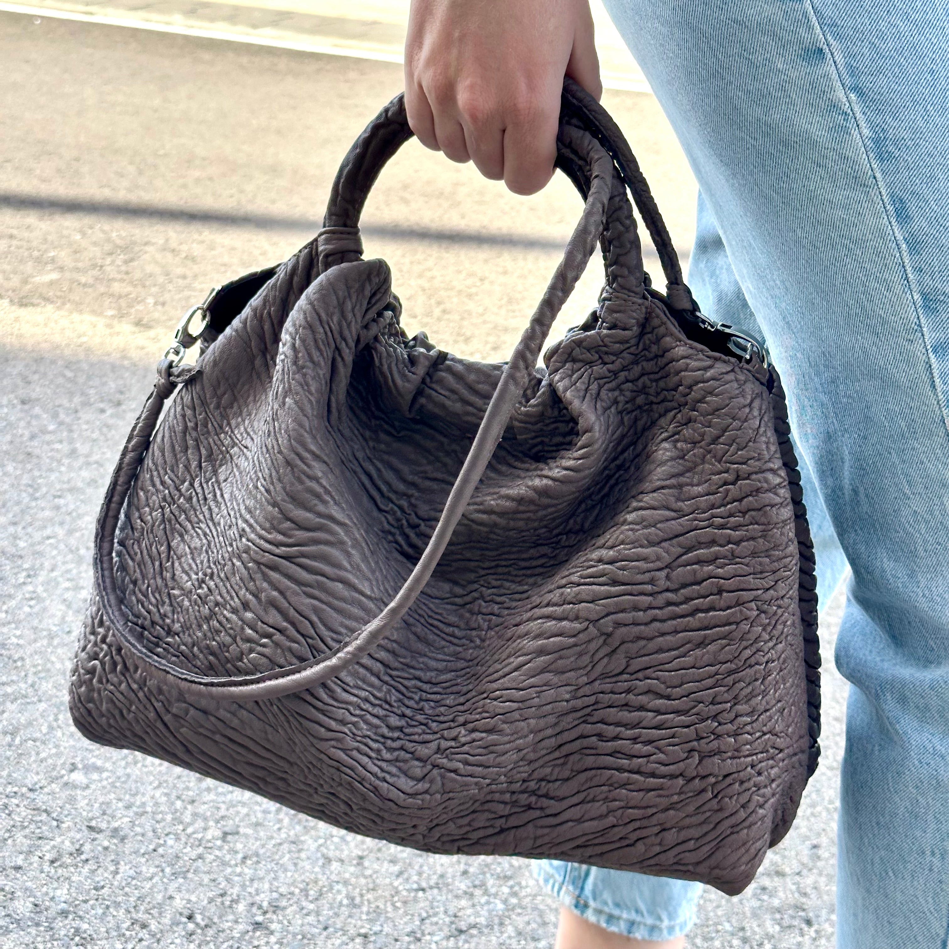 Bolso Fruncido Grande Piel Grabada Marrón