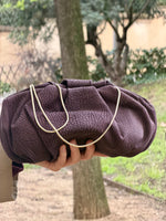Cargar imagen en el visor de la galería, Cartera Plisada Mediana Piel Morada
