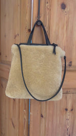 Cargar y reproducir el video en el visor de la galería, Bolso Milán Cordero Beige Oscuro
