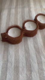 Cargar y reproducir el video en el visor de la galería, Portavelas Piel Potro con 10 velas
